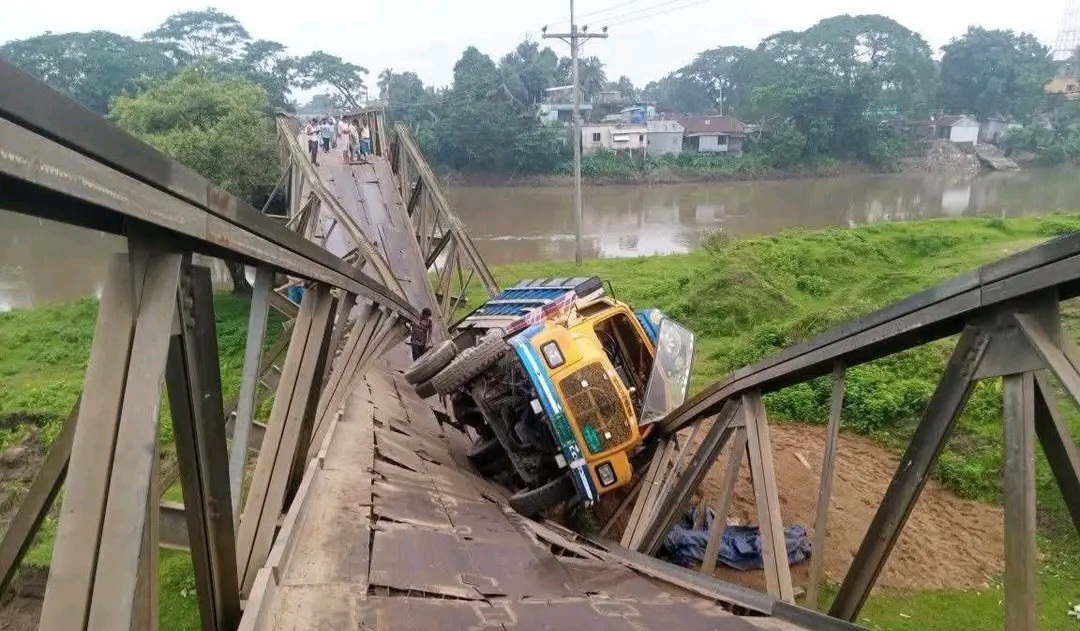 “বালুবোঝাই ট্রাক উঠতেই ধস, বিচ্ছিন্ন ধোবাউড়া-তারাকান্দা সড়ক যোগাযোগ”